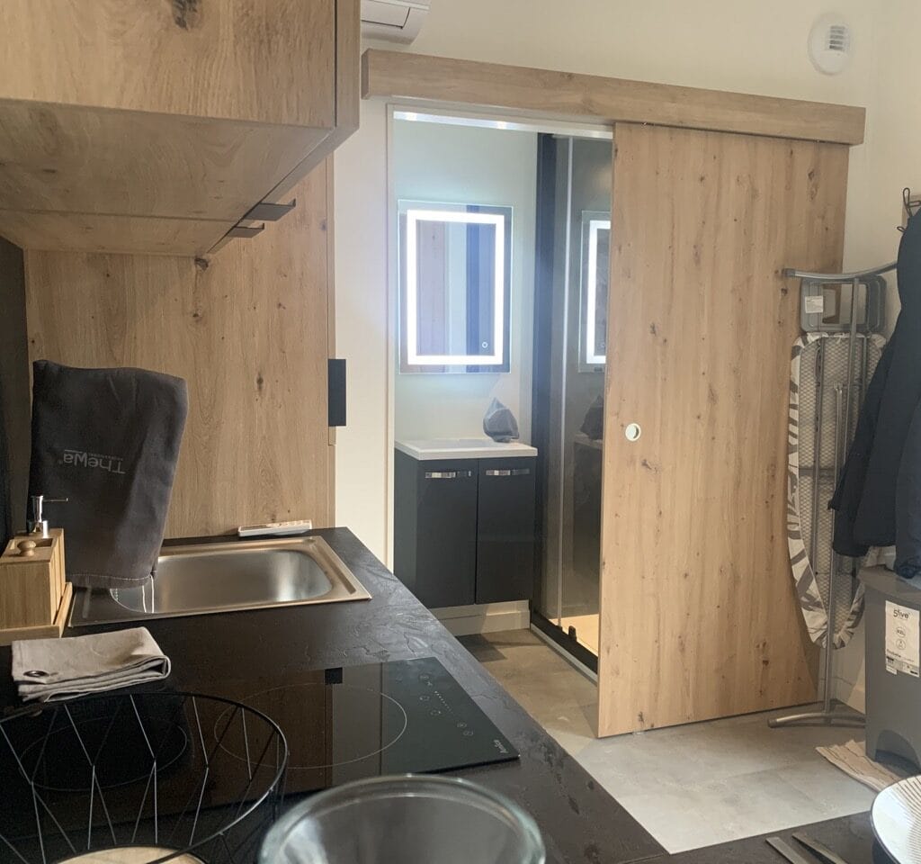 Une Natibox Cosy 20m2 en aménagement Studio pour un usage des plus important, l'accueil d'urgence pour des personnes sans logement ou bien pour des violences conjugales.