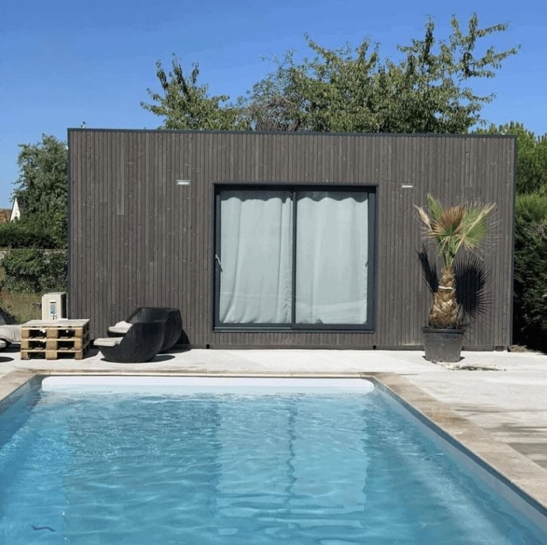 Cet été, offrez-vous le luxe d’un espace dédié à la détente au bord de votre piscine avec une Natibox aménagée en poolhouse