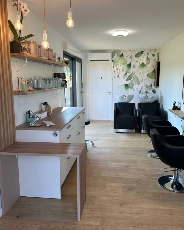 ✂️💇‍♀️ Un salon de coiffure… dans une Natibox !
Oui, c’est possible 🌟
Grâce à notre gamme de studios de 15 à 48 m², les Natibox sont la solution idéale pour vos projets pro : coiffeurs, artisans, thérapeutes, indépendants…

👉 Créez votre espace sur-mesure, confortable et rapide à installer.
#Natibox #StudioDeJardin #ProjetsPro #MadeInFrance
