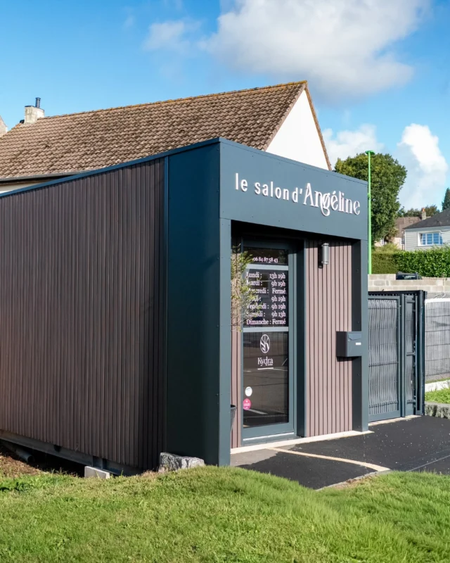 ✨ Nouvelle NATIBOX à Saint-Lô ✨
Angéline a concrétisé son rêve : ouvrir son propre salon de coiffure dans une NATIBOX Maxi de 28 m² 💇‍♀️🌿

Un espace moderne et lumineux pensé pour accueillir ses clientes dans le confort absolu :
💺 Coin coiffure
🛎️ Accueil & caisse
🚿 Bacs à shampooing

Rapide, personnalisable et de grande qualité… Angéline recommande NATIBOX à 100% 🙌
Bravo à notre équipe NATIBOX Saint-Lô pour cette belle réalisation 👏

👉 Et vous, vous imaginez quoi dans votre NATIBOX ?

#Natibox #SaintLo #SalonDeCoiffure #LocalProfessionnel #MadeInFrance #ProjetRéussi #HairSalon