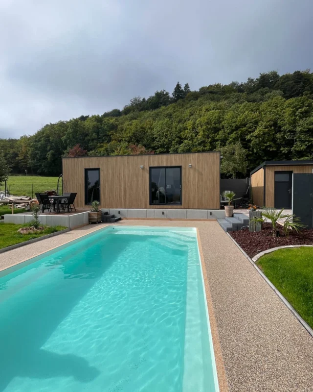 ✨ Nouvelle réalisation signée Natibox Strasbourg ! 🏡

Direction Haegen, au pied du château du Haut-Barr, pour découvrir cette superbe Natibox de 28 m² – modèle Maxi, aménagée pour de la location touristique.
Installée dans un magnifique jardin paysager, face à une belle piscine scintillante, cette Natibox offre un cadre idyllique pour un séjour détente 🌿☀️

Un grand merci à nos clients pour leur confiance 💚 et bravo à l’équipe Natibox Strasbourg pour cette belle concrétisation !
Les premiers voyageurs ont déjà été conquis 😍

📅 Vous aussi, vous rêvez d’un projet sur mesure ?

#Natibox #StudioDeJardin #LocationSaisonnière #Strasbourg #Haegen #HautBarr #TinyHouse #MadeInFrance #AménagementExtérieur #NatiboxStrasbourg