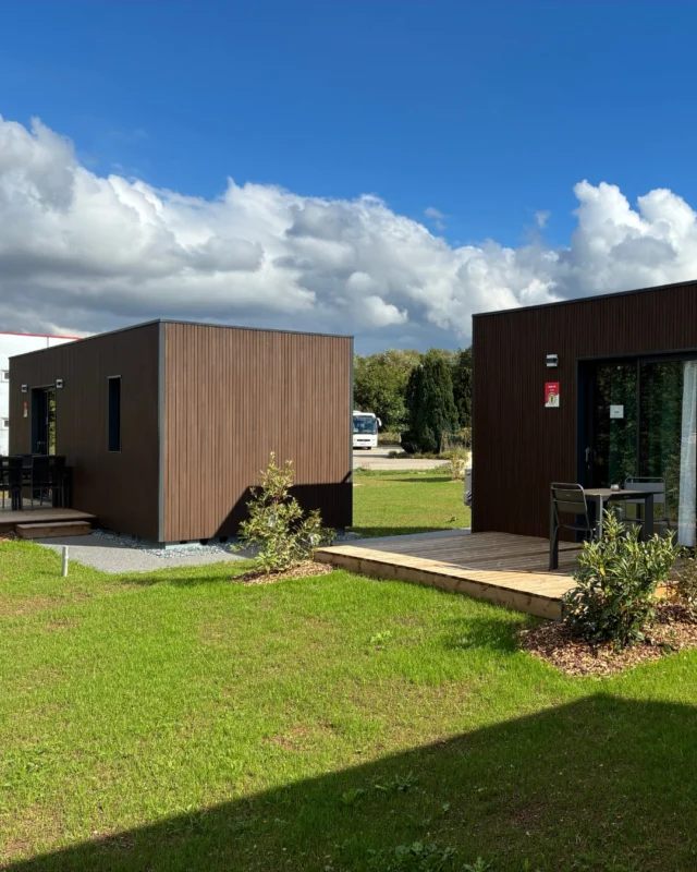🏡✨ Nouvelle réalisation signée Natibox Strasbourg !

Pose de 6 studios de jardin désormais labellisés Gîtes Insolites de France 🤩

👉 Au total :
✅ 1 Duo Studio – 39 m²
✅ 3 Maxi Studio – 28 m² (dont 1 PMR ♿)
✅ 2 Cosy Studio – 20 m²

Un projet unique qui allie design, confort et nature 🌿
Bravo à toute l’équipe Natibox Strasbourg 👏

#Natibox #NatiboxStrasbourg #GitesInsolites #StudioDeJardin #MadeInFrance #ConstructionModulaire #DesignEtNature #TinyHouse
