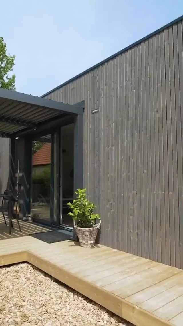 🌿✨ Nos plus belles réalisations Natibox ✨🌿

Des studios de jardin uniques, équipés, aménagés et ouverts sur l’extérieur : terrasse, pergola, coin détente… tout pour rêver grand dans votre jardin 🌞🏡

Et vous, vous l’imaginez comment votre Natibox ? 💭

#Natibox #StudioDeJardin #HomeInspiration #GardenVibes #TinyHouse #OutdoorLiving #Terrasse #Design