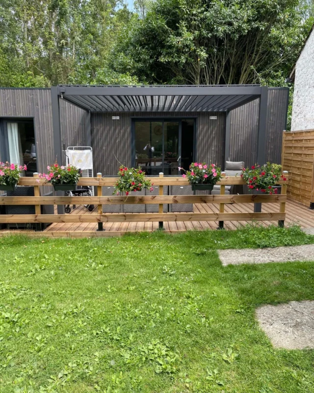 🏡✨ Un cocon accessible et proche de ceux qu’on aime

À Saint-Cyr-sur-Morin, un parent âgé profite désormais d’un studio de jardin Natibox Maxi 28 m².

💛 Confortable et pratique pour tous
🌿 Aménagements pensés pour la mobilité et la sécurité
👨‍👩‍👧‍👦 Proximité familiale préservée

Un espace de vie à échelle humaine, où chacun conserve son intimité tout en restant connecté à sa famille.

Fabriqué en France, durable et élégant, le Natibox est la solution idéale pour un logement indépendant et serein.
👏 Bravo à toute l’équipe Natibox Essonne et Meaux pour cette réalisation !

#Natibox #StudioDeJardin #LogementAccessible #Senior #Famille #TinyHouse #MadeInFrance #BienChezSoi