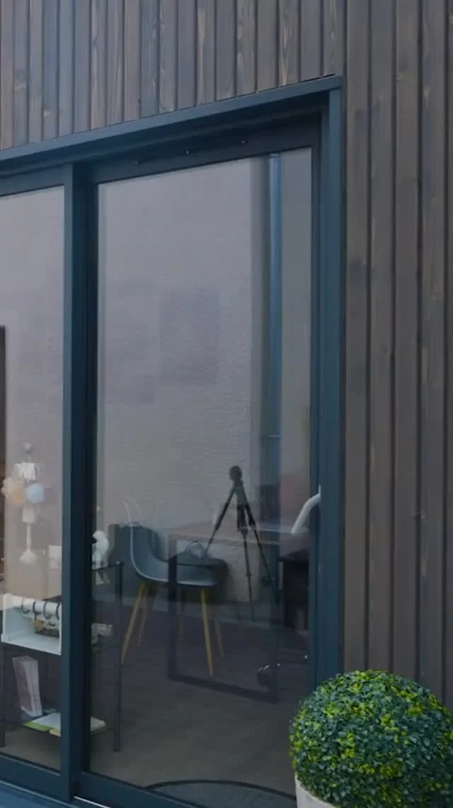 Karène, hypnothérapeute, magnétiseuse et experte en cryolipolyse, a choisi d’installer une Natibox dans son jardin pour y exercer son activité professionnelle 🌿
Aujourd’hui, elle travaille dans un cadre cosy, cocon et calme — un espace qui lui ressemble 💫

📍 Retrouvez Karène :
👉 Facebook : @L’atelier de l’âme
👉 Instagram : @karene7338
👉 Site : latelierdelame.fr

Envie, vous aussi, d’un studio de jardin pour votre activité, vos loisirs ou pour accueillir vos proches ?
➡️ Faites comme Karène et optez pour Natibox !

#Natibox #StudioDeJardin #EspaceDeTravail #BienÊtre #AménagementJardin #Hypnothérapie #MadeInFrance #Chambéry #Grenoble #InspirationMaison