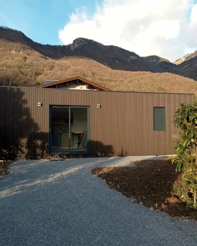 ✨ Un studio de jardin qui a tout d’un grand !

Retour sur cette superbe Natibox MAXI de 28 m², livrée par l'agence Natibox Chambéry 🏡
Aménagée par le client, elle est déjà prête à accueillir ses premiers vacanciers 🌞

💡 Envie d’un investissement locatif simple et rapide ?
La Natibox, c’est la solution clé en main, livrée en 1 jour seulement !
Avec sa chambre indépendante, la version MAXI est idéale pour la location touristique 🏖️

📦 Installez. Meublez. Louez.
C’est aussi simple que ça avec Natibox 💚

#StudioDeJardin #LocationSaisonnière #InvestissementLocatif #TinyHouse #MaisonBois #ConstructionRapide #Design #MadeInFrance