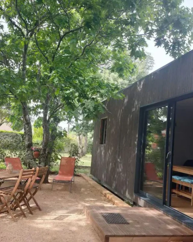 ☀️ Vacances à Lanton, version Natibox !
Un joli studio de jardin de 28 m² en ossature bois, installé en quelques heures seulement… et devenu un logement de vacances plein de charme 🏡

🌿 Terrasse ombragée
🛏 Chambre spacieuse
🚿 Salle d’eau moderne
💡 Confort et sérénité à deux pas du Bassin d’Arcachon

Et si votre jardin devenait, lui aussi, un lieu d’exception ?
Un espace pour accueillir, louer, ou tout simplement profiter ✨

#Natibox #StudioDeJardin #MaisonBois #InvestissementLocatif #AirbnbHost #BassinDArcachon #Lanton #TinyHouse #VacancesEnFrance #SlowLife