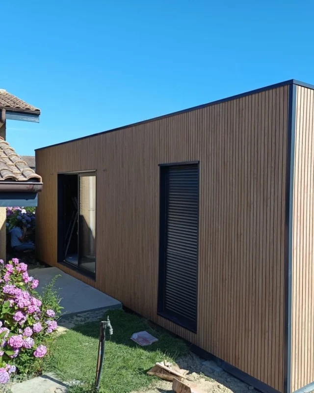 ✨ Nouvelle Natibox à Saint-Sever ! ✨

Dans un petit quartier paisible de St-Sever (40), nous avons installé ce studio de jardin Natibox MAXI.
Très bientôt, une véranda viendra relier la maison à la Natibox pour créer un espace lumineux, connecté et ultra chaleureux 🌿

Pensé pour accueillir la famille en visite, ce cocon indépendant offre tout le confort… juste à deux pas de la maison ❤️
Un projet pensé pour le partage, la convivialité et les beaux moments.

📍 Saint-Sever (40)
🏡 Hébergement famille
🔧 Réalisation : Natibox Mont-de-Marsan

#Natibox #StudioDeJardin #SaintSever #MontDeMarsan #GardenStudio #HomeDesign #ExtensionMaison #InspirationMaison #ProjetClient #MadeInFrance